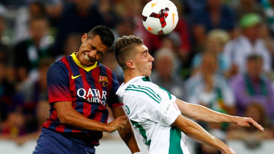 Alexis Sanchez, do Barcelona, disputa a bola com Adam Pazio, do Lechia Gdansk