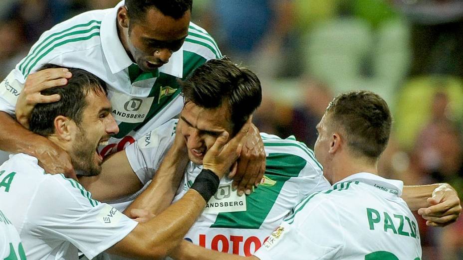 Jogadores do Lechia Gdansk comemoram gol contra o Barcelona, em amistoso na Polônia