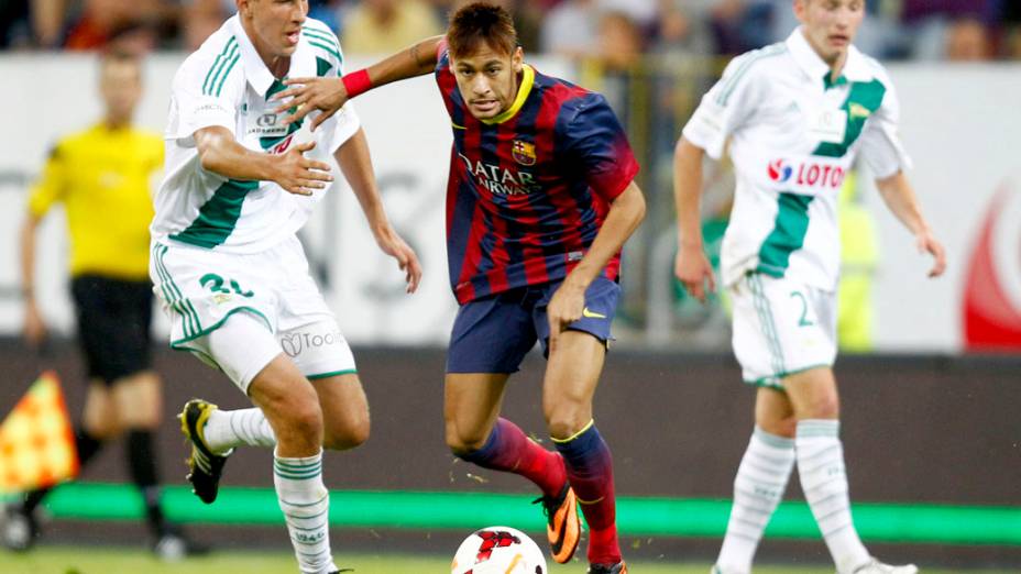 Neymar do Barcelona disputa a bola com o jogador Maciej Kostrzewa do Lechia Gdansk, durante amistoso na Polônia