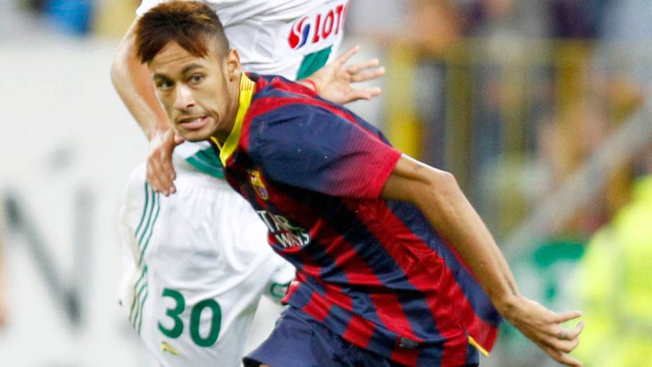 Neymar, do Barcelona, disputa a bola com Maciej Kostrzewa, do Lechia Gdansk