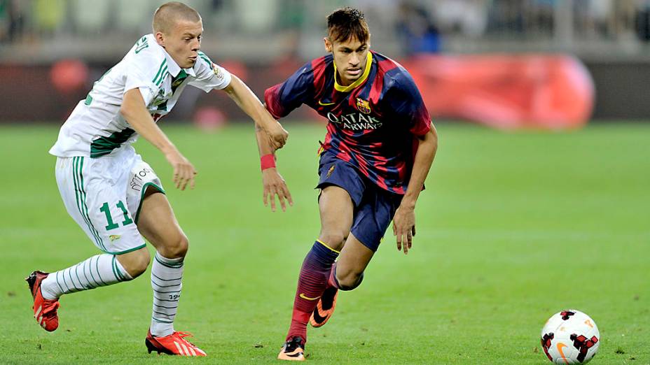 Neymar, do Barcelona, disputa a bola com Lukasz Kacprzycki, do Lechia Gdansk