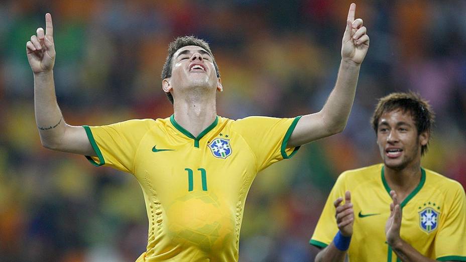 Oscar comemora seu gol em amistoso contra a África do Sul no Estádio Soccer City, em Johannesburgo