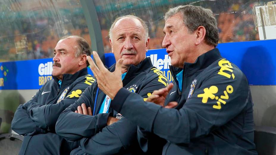 Técnico Luiz Felipe Scolari ao lado de Parreira e Murtosa, durante amistoso da Seleção Brasileira contra a África do Sul, em Johannesburgo