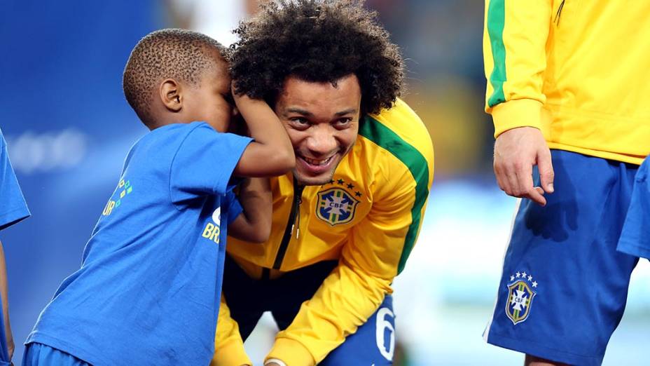 Menino brinca com o Jogador Marcelo antes do amistoso contra a África do Sul, em Johannesburgo