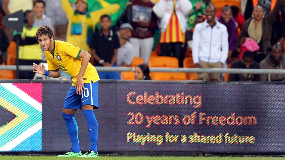 Neymar comemora seu primeiro gol no amistoso contra a África do Sul, em Johannesburgo