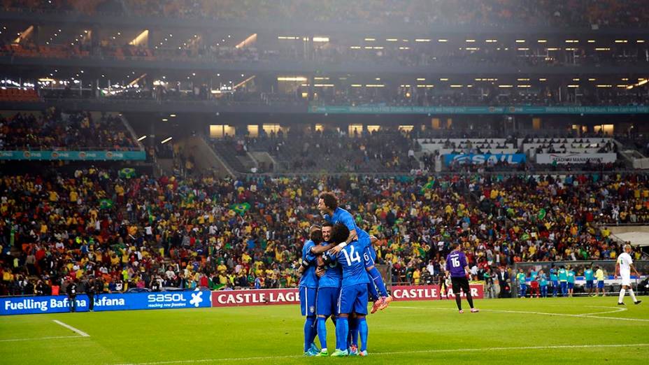 Jogadores do Brasil comemoram gol contra a África do Sul durante amistoso no estádio Soccer City, em Johannesburgo