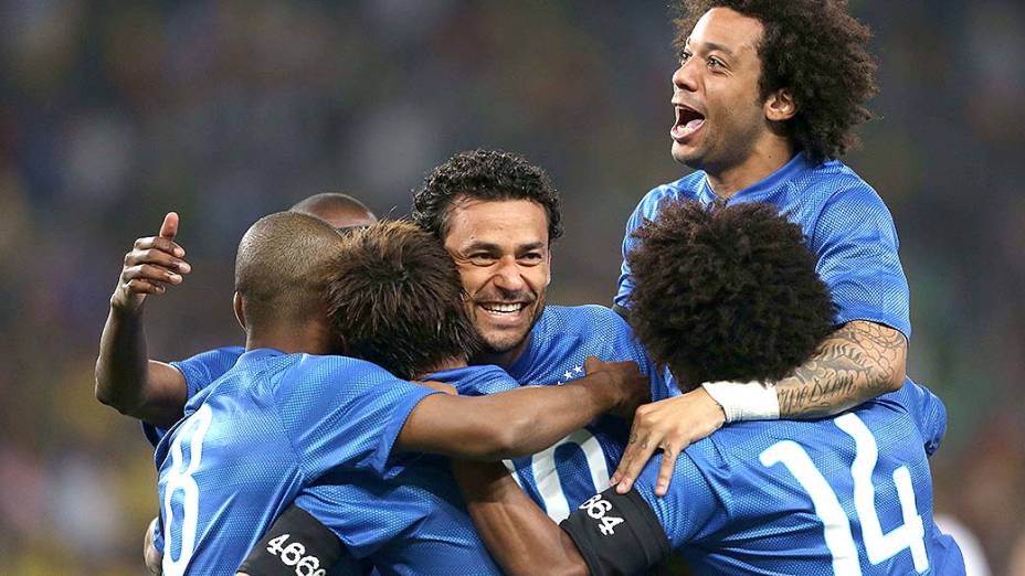 Jogadores do Brasil comemoram gol contra a África do Sul durante amistoso no estádio Soccer City, em Johannesburgo