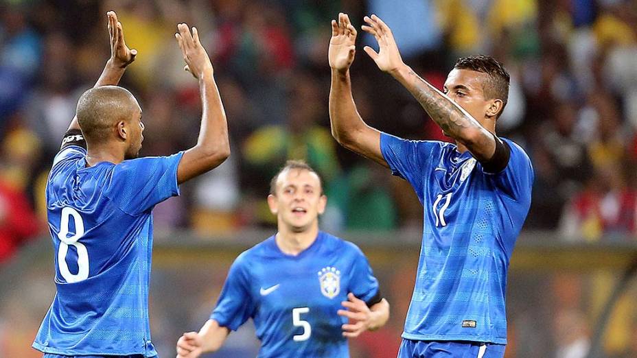 Jogador Fernandinho, do Brasil,  comemora gol no amistoso contra a África do Sul, em Johannesburgo