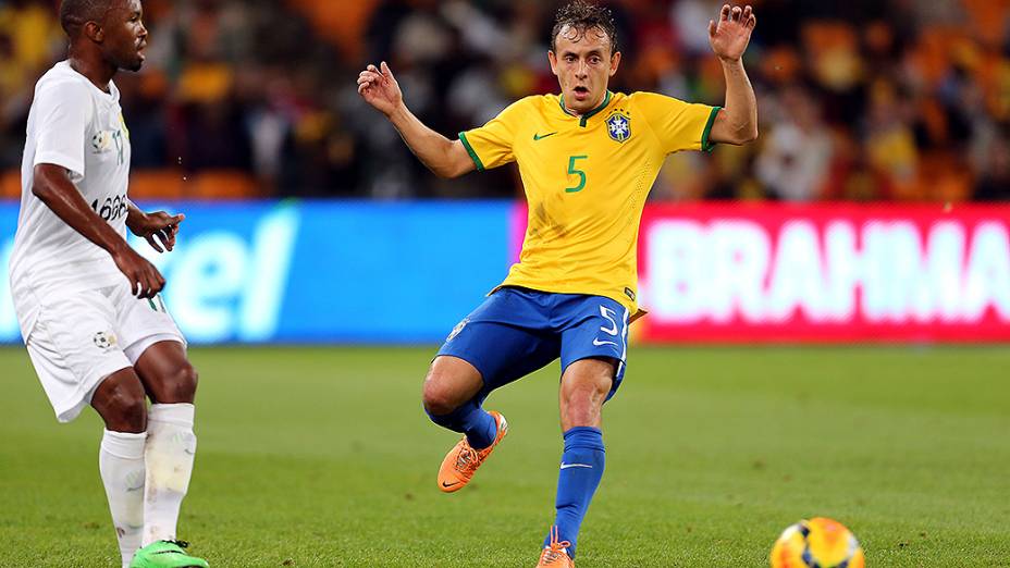 Rafinha durante o amistoso entre Brasil e África do Sul, realizado no Estádio Soccer City, em Johannesburgo