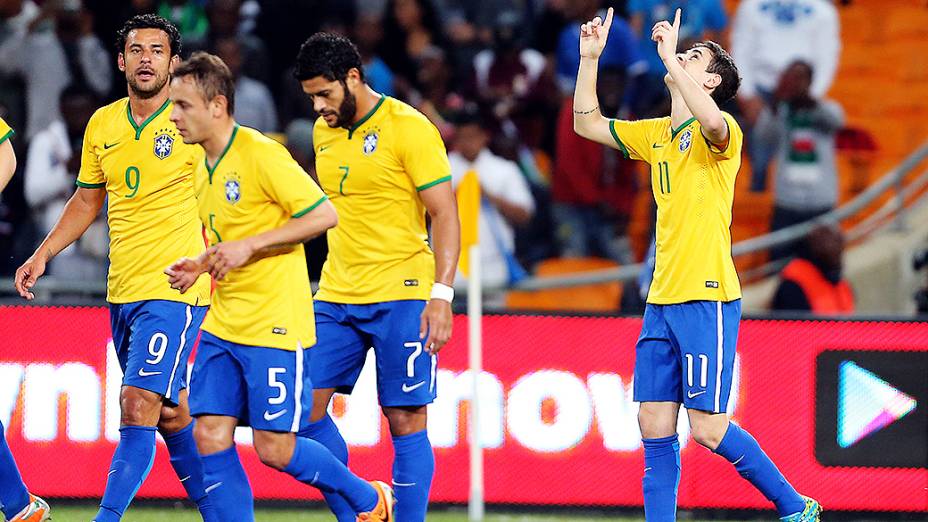 Oscar comemora com os companheiros de equipe gol marcado na goleada por 5 a 0 do Brasil sobre a África do Sul, em amistoso realizado no Estádio Soccer City, em Johannesburgo