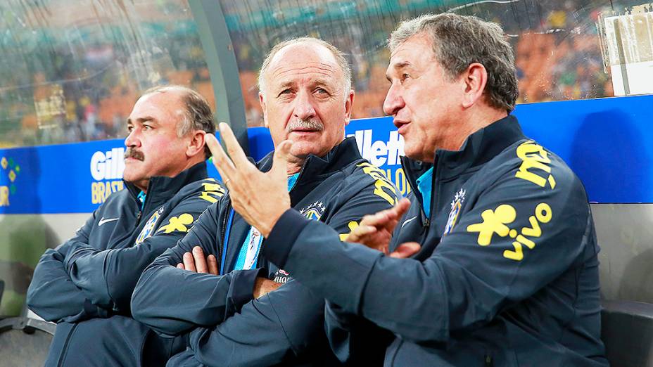 Felipão conversa com Carlos Alberto Parreira durante a vitória de 5 a 0 do Brasil sobre a África do Sul, em amistoso realizado no Estádio Soccer City, em Johannesburgo