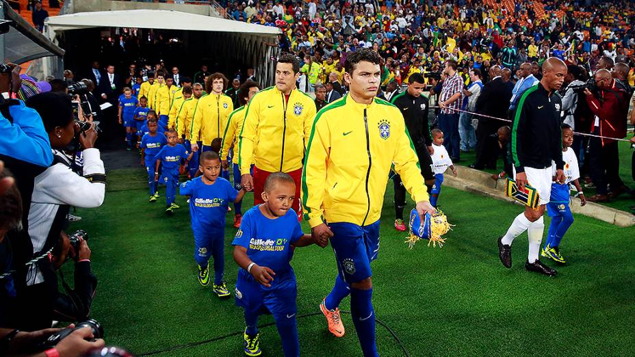 Seleção brasileira entrando em campo para o amistoso contra a África do Sul no Estádio Soccer City, em Johannesburgo