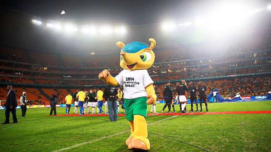 Fuleco, o mascote da Copa do Mundo do Brasil entrou em campo antes do início do amistoso contra a África do Sul no Estádio Soccer City, em Johannesburgo