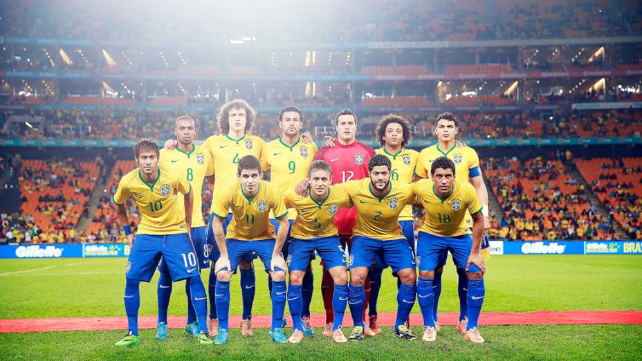 Jogadores da seleção brasileira antes do início do amistoso contra a África do Sul no Estádio Soccer City, em Johannesburgo