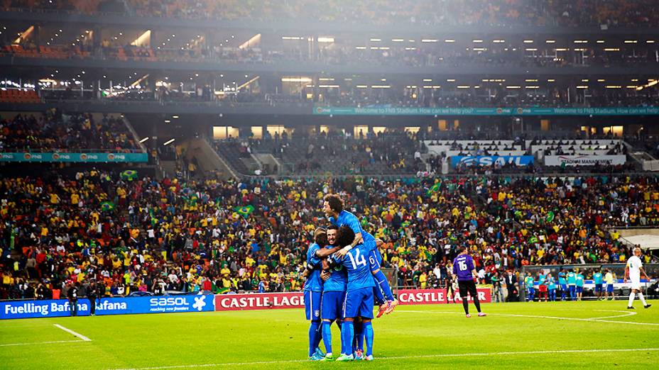 Jogadores da seleção brasileira comemoram gol na goleada sobre a África do Sul, em amistoso realizado no Estádio Soccer City, em Johannesburgo