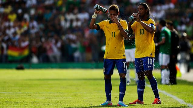 Neymar e Ronaldinho Gaúcho bebem água durante amistoso da seleção brasileira contra a Bolívia, em Santa Cruz de La Sierra