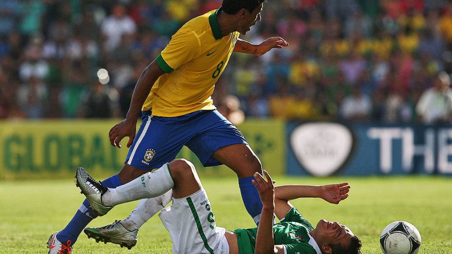 Paulinho durante amistoso da seleção brasileira contra a Bolívia, em Santa Cruz de La Sierra