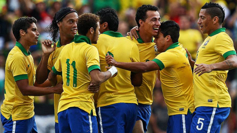 Jogadores comemoram gol de Leandro Damião durante amistoso contra a Bolívia em Santa Cruz de La Sierra