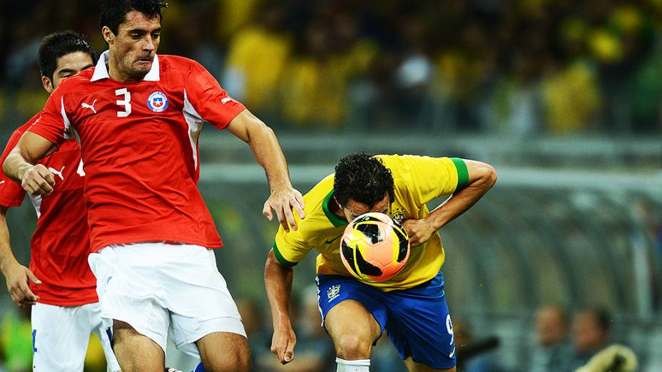 Leandro Damião em disputa de bola durante amistoso da seleção brasileira contra o Chile no Mineirão