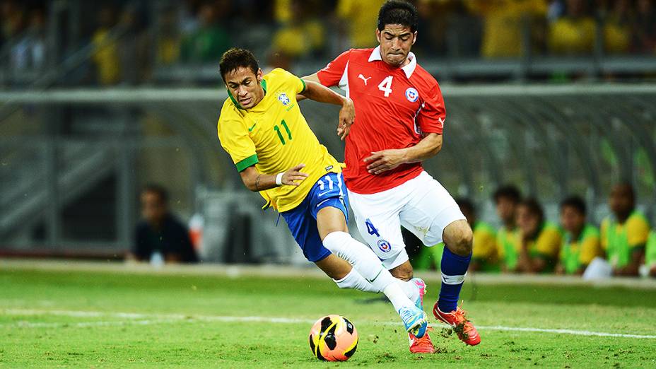 Neymar passa pelo zagueiro chileno Álvarez durante amistoso da seleção brasileira no Mineirão