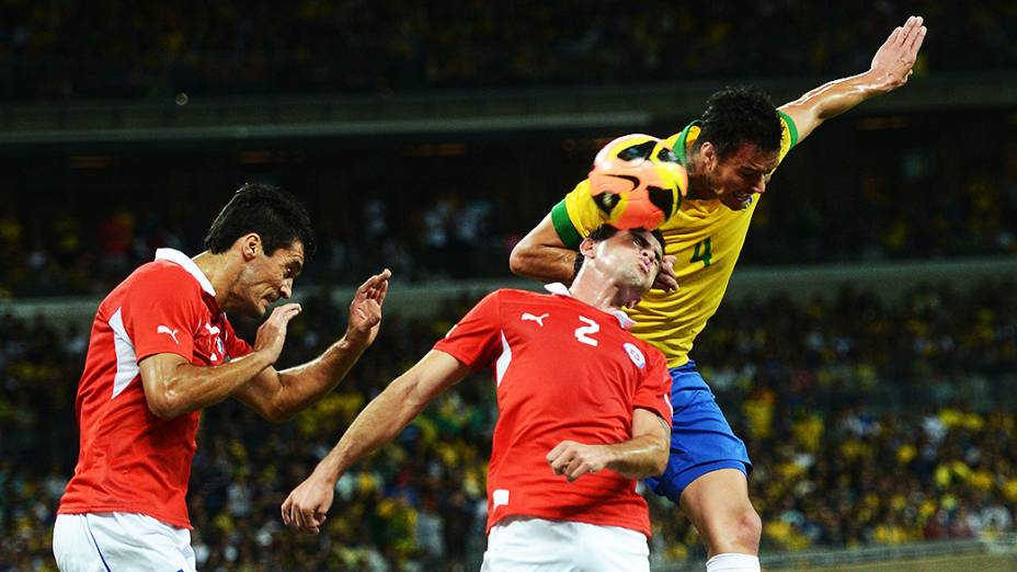 Réver cabeceia para marcar o gol de empate da seleção brasileira em amistoso contra o Chile no Mineirão