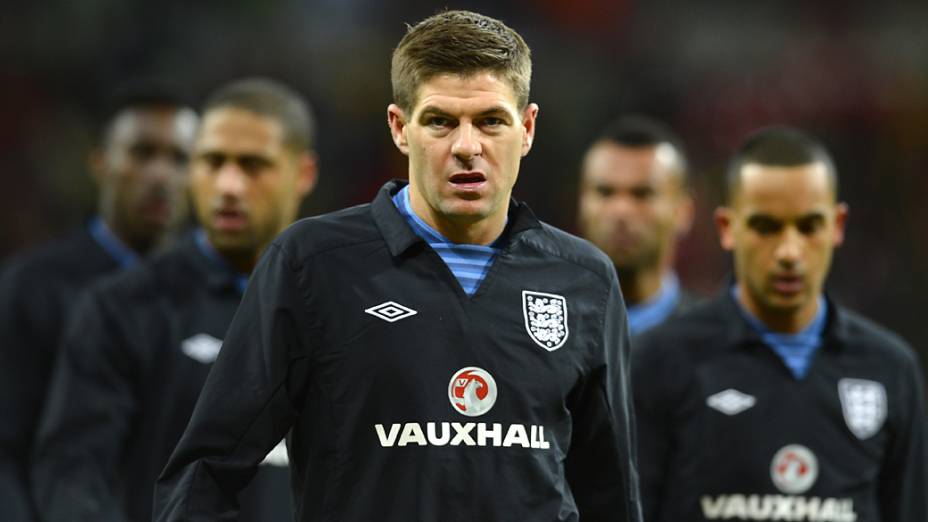Capitão da Inglaterra Steven Gerrard, caminha à frente de sua equipe