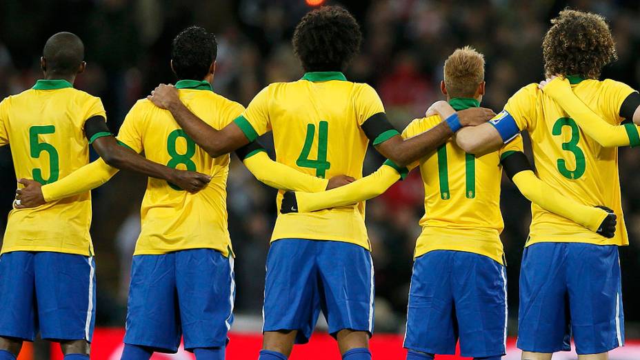 Jogadores brasileiros esperam pelo início do amistoso contra a Inglaterra no Estádio de Wembley