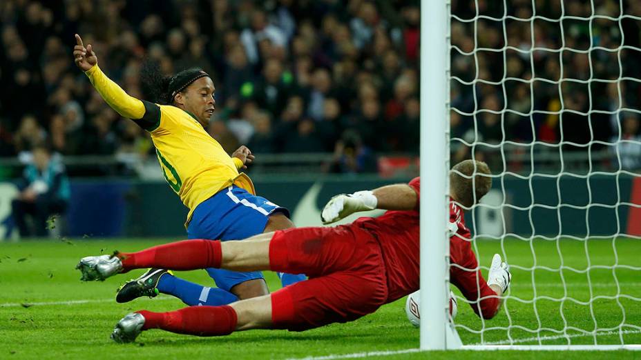 Joe Hart defende pênalti de Ronaldinho Gaúcho no amistoso entre Brasil e Inglaterra, em Londres