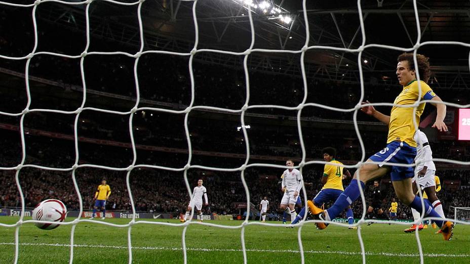 Wayne Rooney abre o placar para a Inglaterra no amistoso contra o Brasil em Wembley