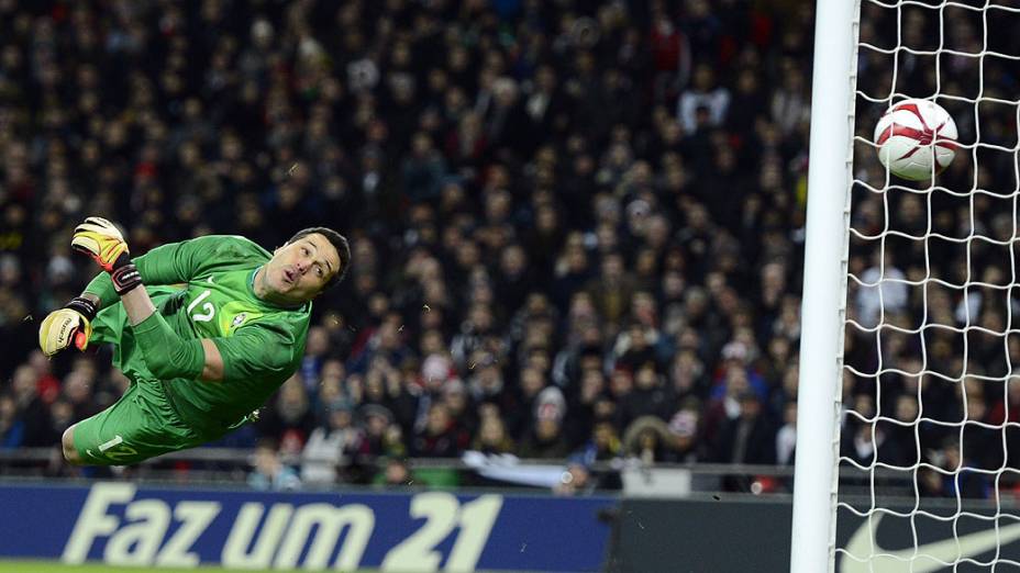 Goleiro Julio César olha a bola entrar no gol, após chute de Frank Lampard no amistoso entre Brasil e Inglaterra em Wembley