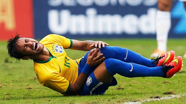 Neymar sofre falta logo no início do amistoso entre Brasil e Sérvia, em São Paulo