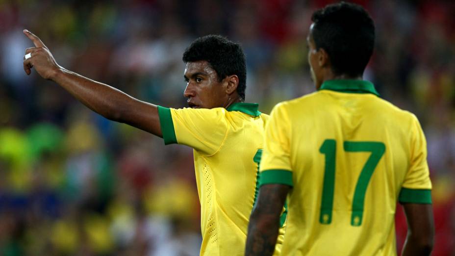 Paulinho durante amistoso da seleção contra a Suíça na Basileia