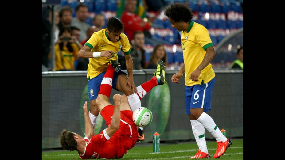 Neymar dá uma entrada dura no jogador da Suiça, durante amistoso da seleção na Basileia