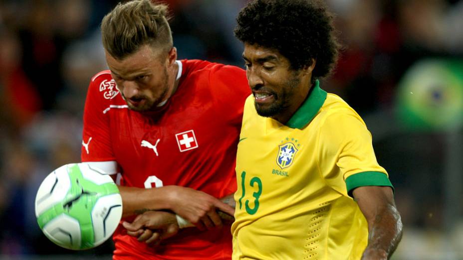 Dante disputa a bola com jogador da Suiça durante amistoso da seleção na Basileia
