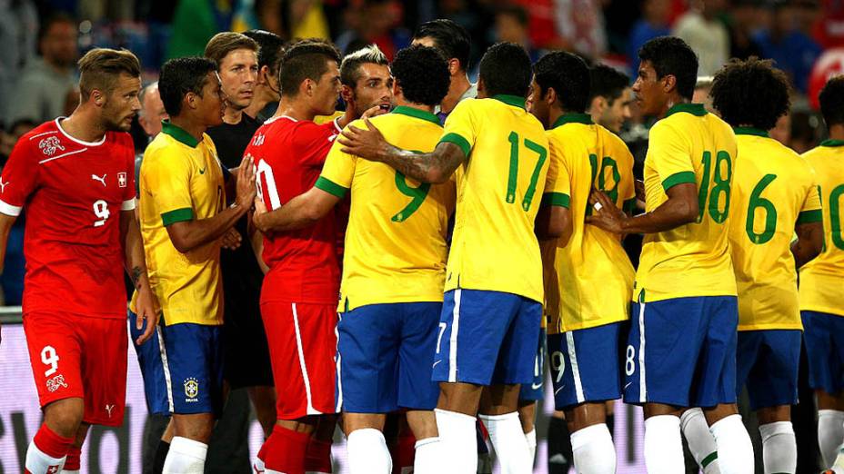 Jogadores das duas seleções discutem após entrada dura de Neymar em um jogador da Suiça, durante amistoso na Basileia