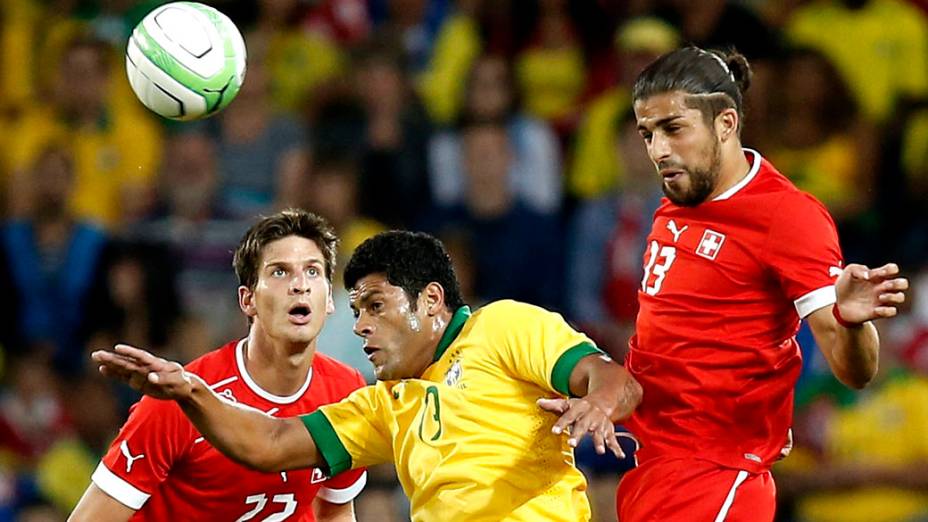 Jogador do Brasil, Hulk, disputa a bola com Timm Klose e Ricardo Rodriguez, da Suiça, durante amistoso na Basileia