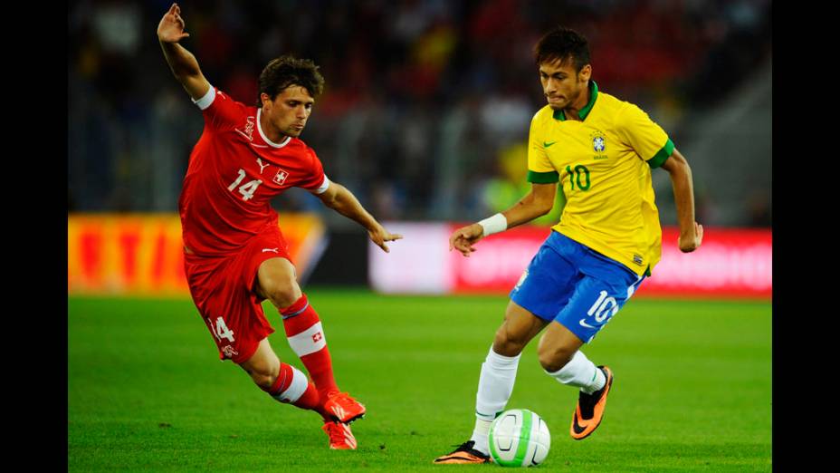 Neymar dribla o jogador Valentin Stocker, da Suiça, durante amistoso na Basileia