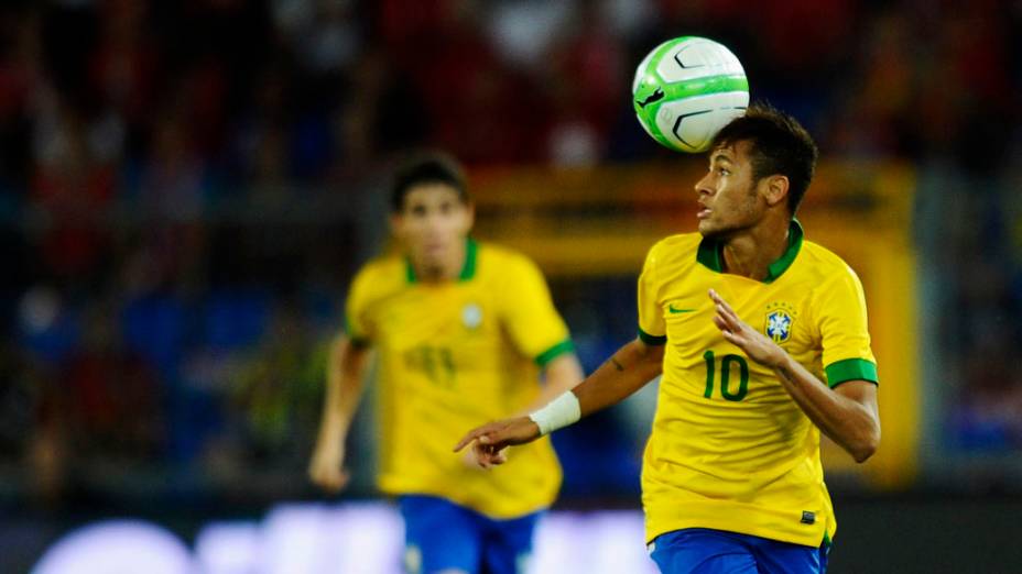 Neymar domina a bola com a cabeça, durante amistoso com a Suiça, na Basileia