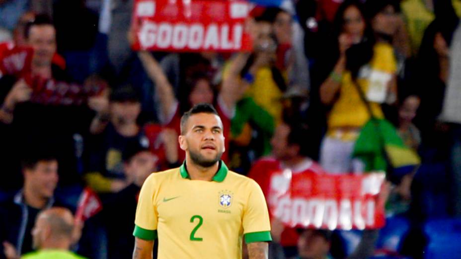 Daniel Alves lamenta após fazer gol contra, durante o amistoso entre Brasil e Suiça