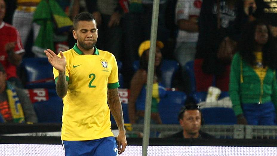 Daniel Alves lamenta após fazer gol contra, durante o amistoso entre Brasil e Suiça