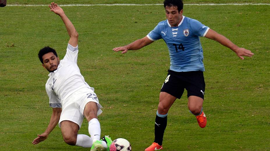 Uruguaio Lodeiro do Botafogo passa pelo francês Tremoulinas durante amistoso entre as seleções em Montevidéu