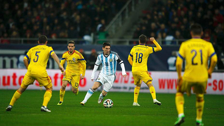 Lionel Messi tenta jogada no empate sem gols entre Argentina e Romênia em amistoso disputado em Bucareste