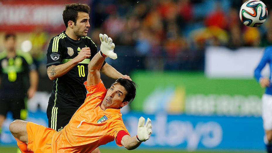 O goleiro italiano Gianluigi Buffon faz defesa na vitória da Espanha por 1 a 0 sobre a Itália, em amistoso disputado no estádio Vicente Calderón em Madri