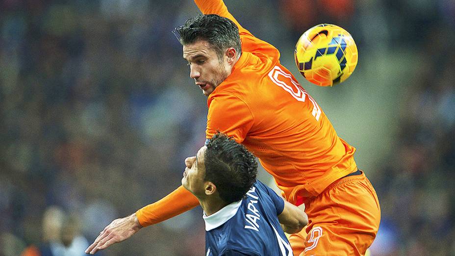 O francês Varane disputa jogada com Van Persie na vitória da França sobre a Holanda por 2 a 0 em amistoso disputado no Stade de France, em St. Denis