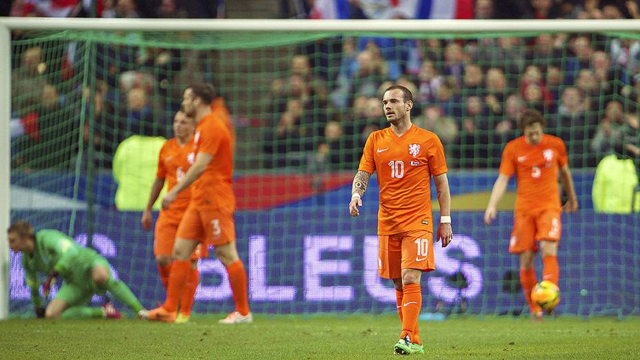 Jogadores holandeses na vitória da França sobre a Holanda por 2 a 0 em amistoso disputado no Stade de France, em St. Denis