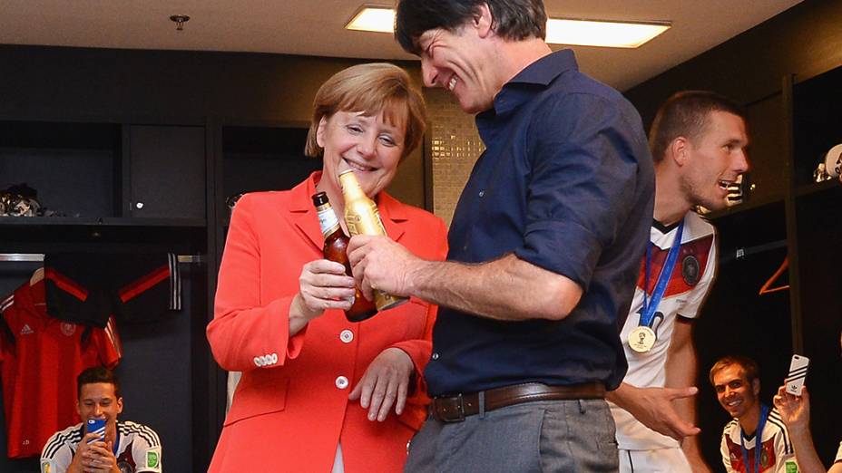 Angela Merkel comemora a conquista da quarta Copa do Mundo da Alemanha com o técnico Joachim Löw
