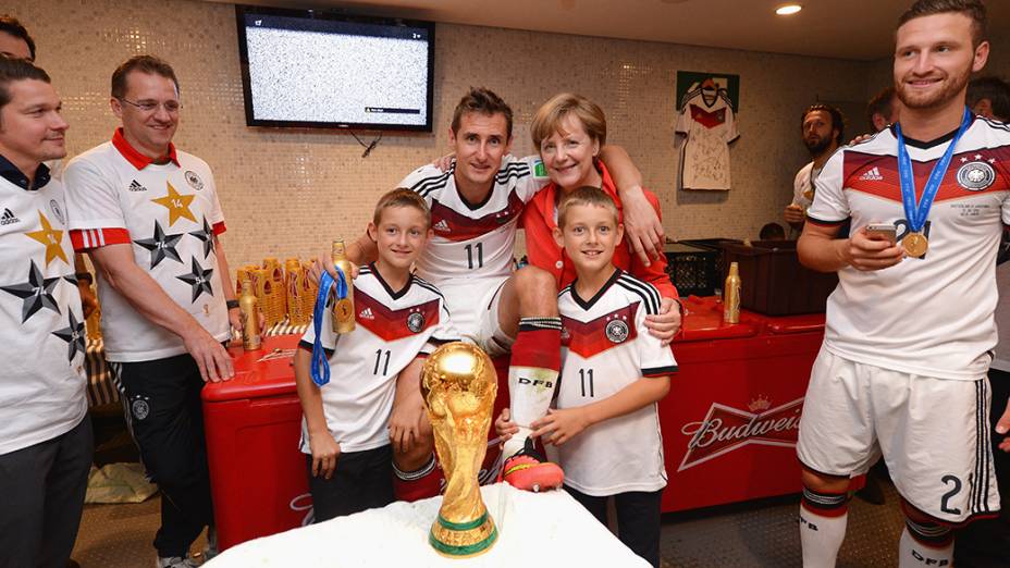 Atacante Miroslav Klose, junto com seus filhos, posa para a foto com a chanceler Angela Merkel no vestiário do Maracanã