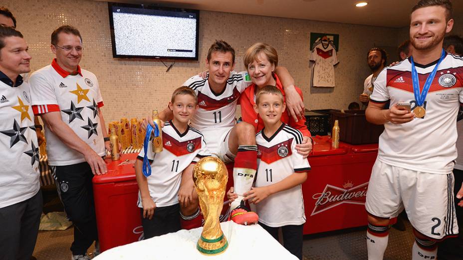 Atacante Miroslav Klose, junto com seus filhos, posa para a foto com a chanceler Angela Merkel no vestiário do Maracanã