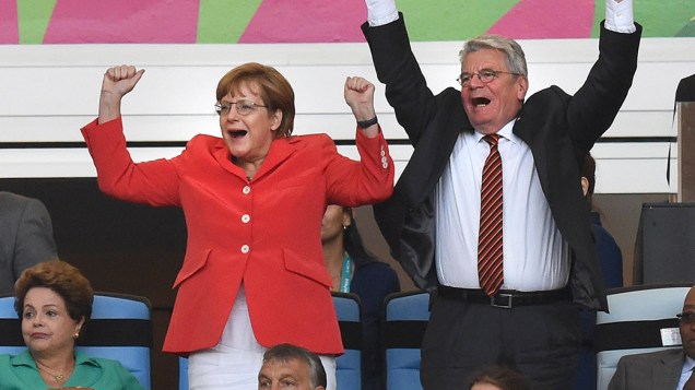 A chanceler Angela Merkel e o presidente da Alemanha Joachim Gauck comemoram o gol da seleção de seu país na final contra a Argentina no Maracanã