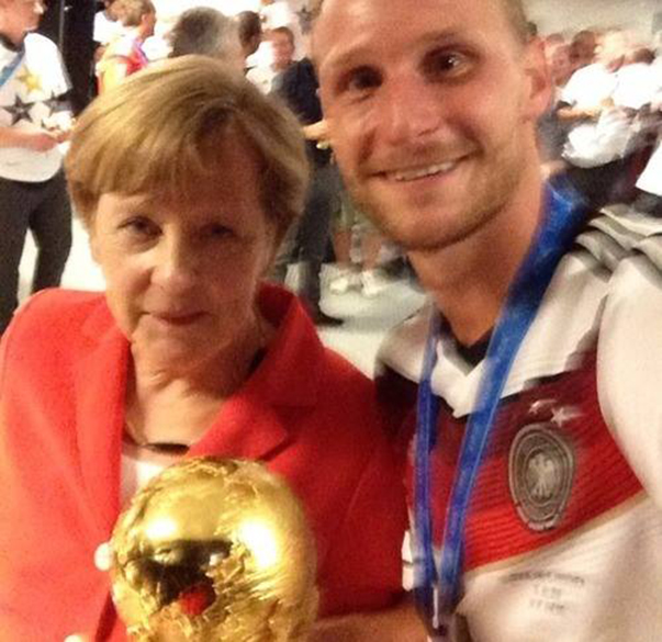 O zagueiro Benedikt Höwedes posta selfie com Angela Merkel após a conquista do tetra alemão